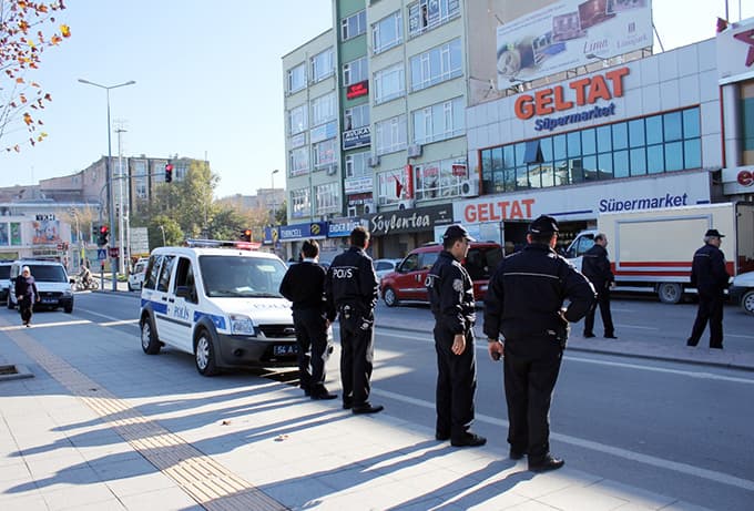 Şüpheli paket ihbarı polisi alarma geçirdi