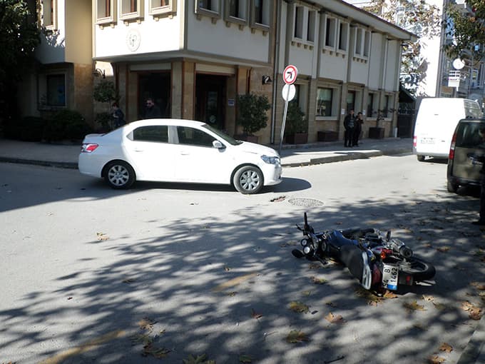 Otomobille motosiklet çarpıştı: 1 yaralı