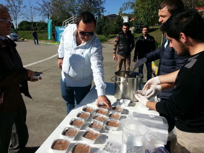 MTTB Sakarya Üniversitesi'nde aşure dağıttı