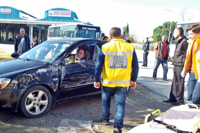 Otomobil ile midibüs çarpıştı: 2 yaralı