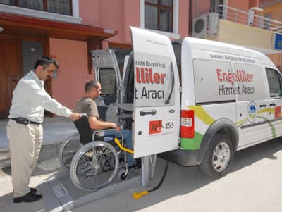 <font face="arial,helvetica,sans-serif" size="4">1200 Kursiyer<br /><br /></font><font face="arial,helvetica,sans-serif" size="2">Başkan Duran B&uuml;y&uuml;kşehir Belediyesi olarak engelli vatandaşlara y&ouml;nelik yapılan eğitim &ccedil;alışmalarından s&ouml;z ederek, engelliler i&ccedil;in a&ccedil;ılan meslek edindirme kursuna bu g&uuml;ne kadar 1200 engellinin kaydının yapıldığını, kurslarda eğitim alan kursiyerlere kendi imk&acirc;nları ile işe girebilecek d&uuml;zeyde bilgi ve becerilerin kazandırıldığını ifade etti. Engelli vatandaşların cadde ve sokaklarda rahat&ccedil;a dolaşabilmeleri ve sosyal hayatlarını s&uuml;rd&uuml;rebilmeleri i&ccedil;in bir&ccedil;ok kaldırımda d&uuml;zenlemeler yapıldığını belirten Başkan Duran, şehrin farklı yerlerinde bulunan 600 kaldırımın engelliler a&ccedil;ısından dizayn edildiğini ve edilmeye devam edeceğini s&ouml;yledi.<br /><br /></font><font face="arial,helvetica,sans-serif"><font size="4">Engellilere y&ouml;nelik hizmet aracı<br /><br /></font><font size="2">Engelliler i&ccedil;in oluşturulan engelli hizmet ara&ccedil;ları projesinden de s&ouml;z eden Başkan Duran <font color="#333399"><strong>&ldquo;Evine ve işyerine gitmekte zorlanan engelli vatandaşlarımız istedikleri yerlere ara&ccedil;larla bırakılıyor. Bunun i&ccedil;in 2 engelli aracını hizmete aldık. Bu hizmetimizden yaralanmak isteyen engelli kardeşlerimiz belediyemize ulaşarak &uuml;cretsiz olan bu hizmetimizden faydalanabilirler&rdquo;</strong></font> dedi. Engelli ara&ccedil;larından faydalanmak isteyenler &ldquo;Alo 153 &Ccedil;&ouml;z&uuml;m Masası&rdquo; ile &ldquo;281 88 05&rdquo; nolu numaralardan B&uuml;y&uuml;kşehir Belediyesine ulaşabilecekler.</font></font>