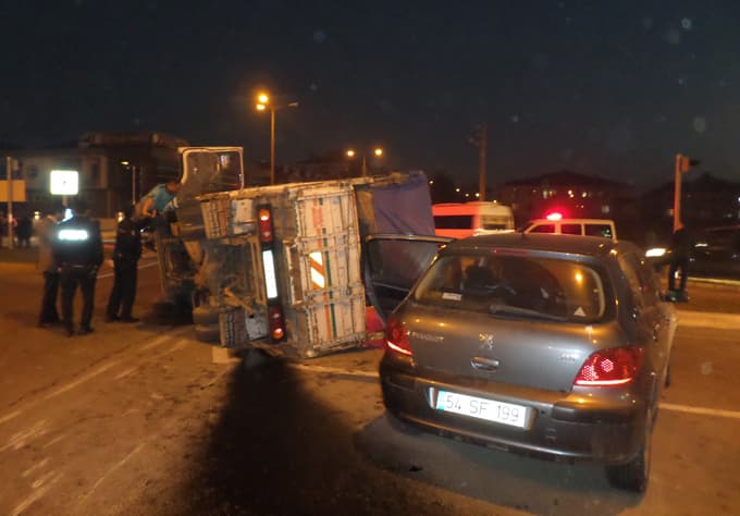 İki araca çarpan kamyonet yan yattı