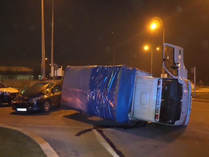 İki araca çarpan kamyonet yan yattı