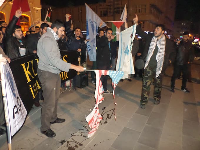 AGD Sakarya Şubesi İsrail'e ateş püskürdü