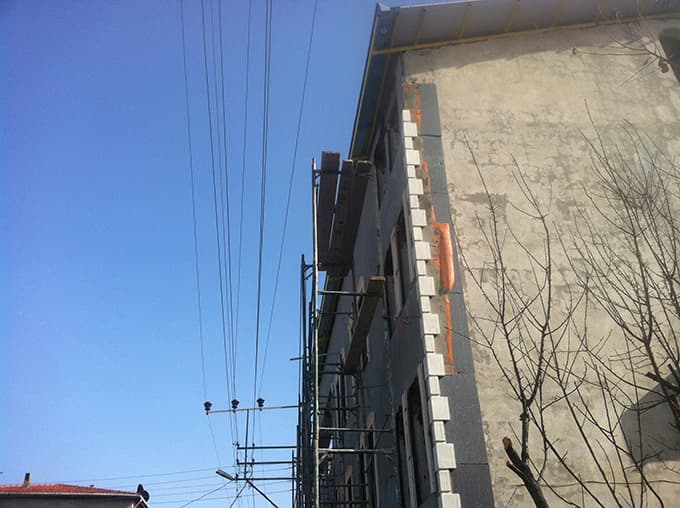 Elektrik akımına kapılan işçi ağır yaralandı