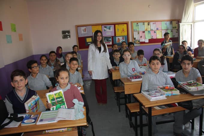 Ferizli'de 4 bin 200 öğrenciye kitap dağıtıldı 