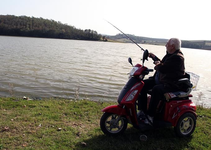 Bedensel engelliler, oltalarıyla balık tuttu 