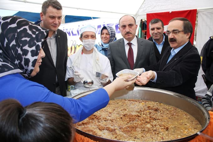 Vali Coş ile Başkan Alemdar aşure dağıttı