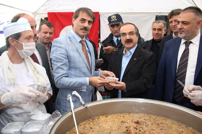Vali Coş ile Başkan Alemdar aşure dağıttı