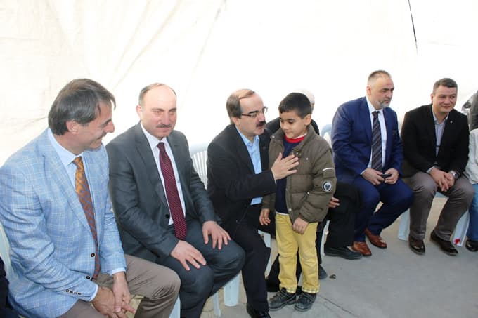 Vali Coş ile Başkan Alemdar aşure dağıttı