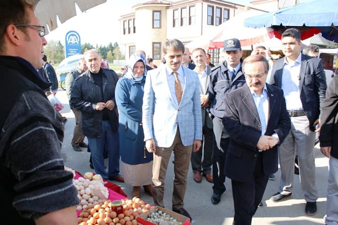 Vali Coş ile Başkan Alemdar aşure dağıttı