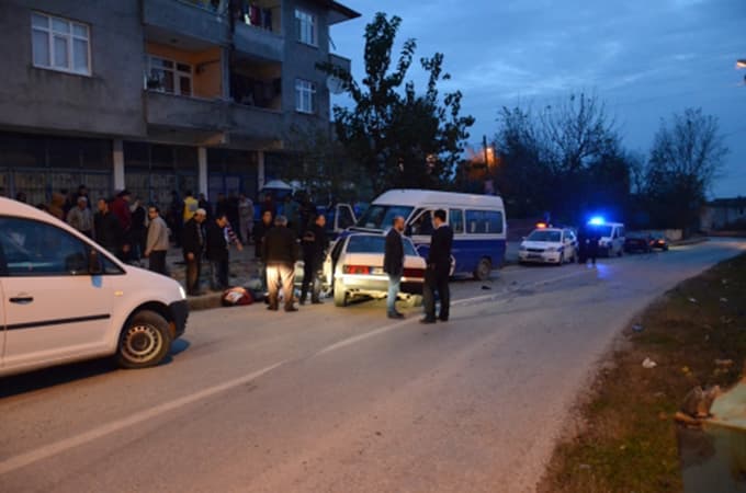 İşçi servisi ile otomobil çarpıştı: 10 yaralı