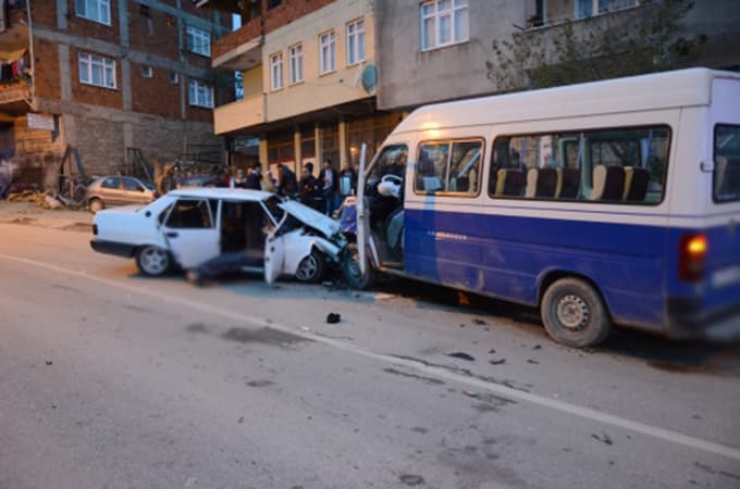 İşçi servisi ile otomobil çarpıştı: 10 yaralı