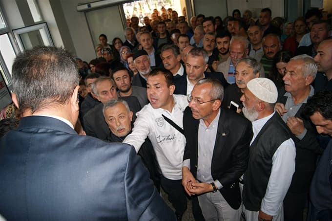 Hendek'te Belediye binasını bastılar!