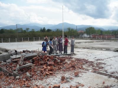Okul Önünde Bulunan Enkaz Tehlike Saçıyor