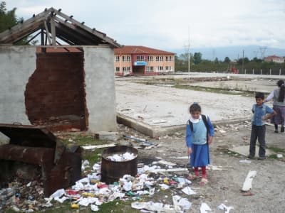 Okul Önünde Bulunan Enkaz Tehlike Saçıyor