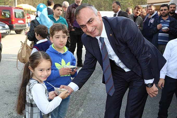 Sapanca Belediyesi halka aşure dağıttı