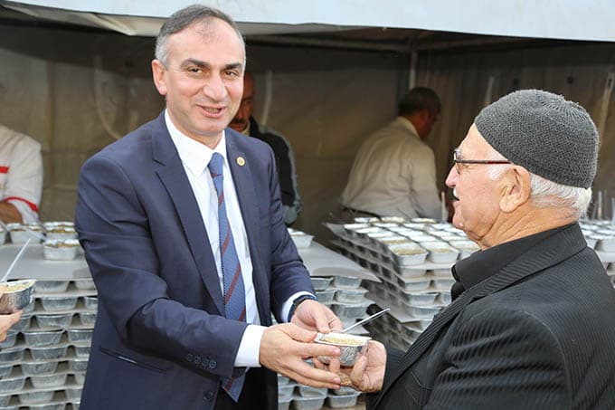 Sapanca Belediyesi halka aşure dağıttı