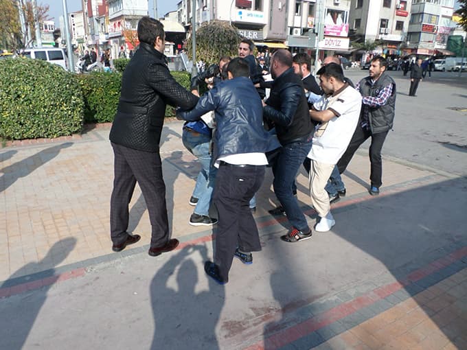 Esnafa tokat atan şahsa esnaf yakınlarından linç girişimi