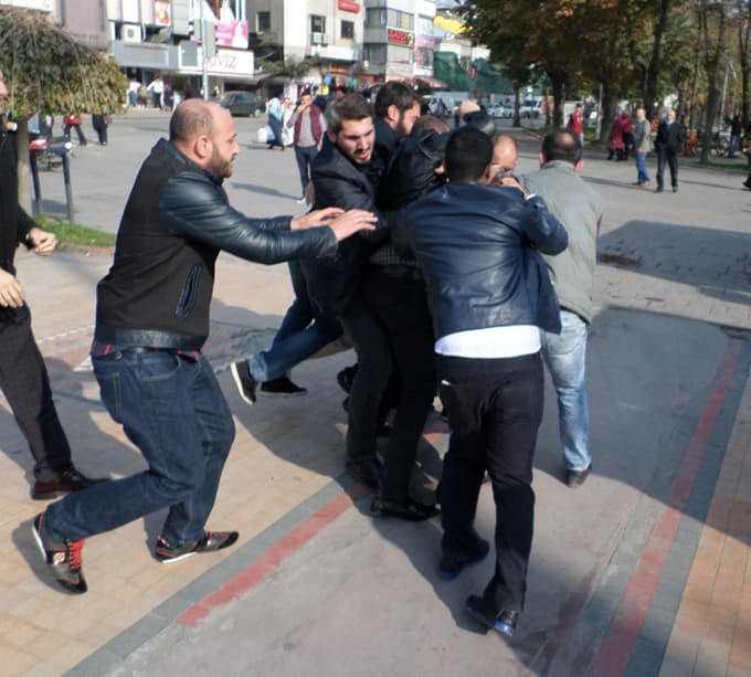 Esnafa tokat atan şahsa esnaf yakınlarından linç girişimi