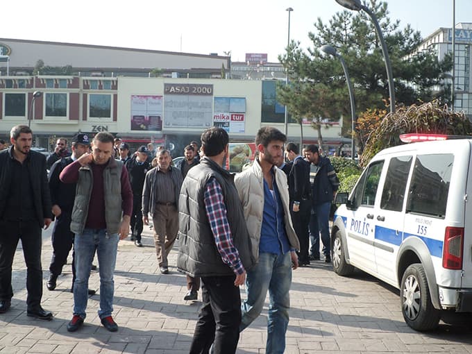 Esnafa tokat atan şahsa esnaf yakınlarından linç girişimi