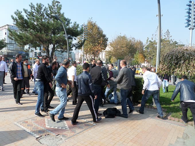 Esnafa tokat atan şahsa esnaf yakınlarından linç girişimi