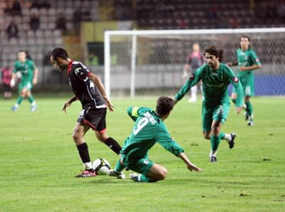 <font size="2"><font face="Arial"><strong><font color="#333399">Hakemler</font></strong>: Erbay Aldemir, Mehmet Şahan Yılmaz, Ali Zağlı </font></font><p><font size="2"><font face="Arial"><strong><font color="#333399">Sakaryaspor</font></strong>: Martinez 5, G&ouml;khan K&ouml;k 4, Hamza 4, Eyy&uuml;p 4, Taner 4, G&ouml;rkem 4 (Dk. 46 Eray 6), Orhan 4, Mehmet 4 (Dk. 70 Gazanfer?), Levent 4, Serkan 4, &Ouml;zg&uuml;rcan? (Dk.36 Burak 4). </font></font></p><p><font face="arial,helvetica,sans-serif" size="2"><strong><font color="#333399">Kartalspor</font></strong>: Soner 6, Yasin 6, Zafer 7, S&uuml;leyman 6 (Dk.88 Mehmet Kahriman?), Sel&ccedil;uk 6, Abdoulaye 7, Mehmet 6, Emirhan 6, &Uuml;mit 6 (Dk. 85 Chrıstıan?), İskender 5 (Dk. 44 Zafer &Ccedil;evik 7). </font></p><p><font face="arial,helvetica,sans-serif" size="2"><strong><font color="#333399">Gol</font></strong>: Dk. 48 Eray (Sakaryaspor), Dk.60 G&ouml;khan, Dk.69 &Uuml;mit, Dk. 90 Zafer &Ccedil;evik (Kartalspor). </font></p><p><font face="arial,helvetica,sans-serif" size="2"><font color="#333399"><strong>Sarı Kart</strong></font>: Sel&ccedil;uk, Abdoulaye (Kartalspor) <br /></font><br /><font face="arial,helvetica,sans-serif" size="2">Ban<strong>k Asya 1. Lig'in 5. haftasında Kartalspor, deplasmanda yenik durama d&uuml;şt&uuml;ğ&uuml; ma&ccedil;ta Sakaryaspor'u G&ouml;khan, &Uuml;mit ve Zafer'in attığı gollerle 3-1 mağlup etti.</strong><br /></font></p>
