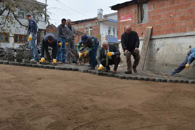 Karasu Belediye Başkanı işçilerle kilitli parke döşedi