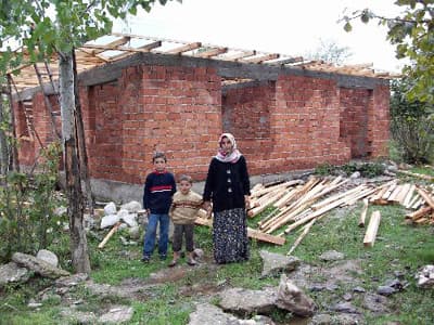<p><font face="arial,helvetica,sans-serif" size="2">Eşinin 2 aydır hasta olduğunu ve &ccedil;alışamadığını kaydeden Yıldız, &quot;<font color="#333399">Evimizin temelini komşuların yardımlarıyla yaptık. Duvarı ise kaymakamlığın yardımlarıyla &ouml;rd&uuml;k. İnşaatımız yarım kaldı. Eşim hasta ve işsiz. Hi&ccedil; bir gelirimiz yok. Bu nedenle inşaatı tamamlayamadık. Bu yaz evimizi yapacaklardı ama yapmadılar. Kaldığımız garajın &uuml;zeri naylonla &ouml;rt&uuml;l&uuml;. Yağmurda su alıyor. Geceleri &ccedil;ok soğuk oluyor. &Ccedil;oluk &ccedil;ocuk perişan durumdayız. &Ccedil;ocuklarımıza bayramlık bile alamadık. Ayakkabıları bile yok. &Ccedil;ıplak ayakla dolaşıyorlar. Kışı burada nasıl ge&ccedil;ireceğiz bilemiyorum</font>.&quot; dedi. </font></p><p><font face="arial,helvetica,sans-serif" size="2">Muharrem Yıldız ise, kaymakamlığın kendisine evi tamamlama s&ouml;z&uuml; vermesine rağmen evi tamamlamadığını ifade etti. </font></p><p><font face="arial,helvetica,sans-serif" size="2">İşsiz ve hasta olduğunu, evini yapacak imk&acirc;nı bulunmadığını anlatan Yıldız, ge&ccedil;en kışı garajda ge&ccedil;irdiklerini, bu kış da aynı &ccedil;ileyi yaşamak istemediklerini vurguladı.</font></p>