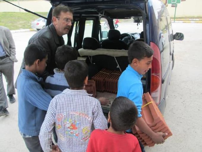 Öğretmen ve öğrenciler okulun çatısını onardı
