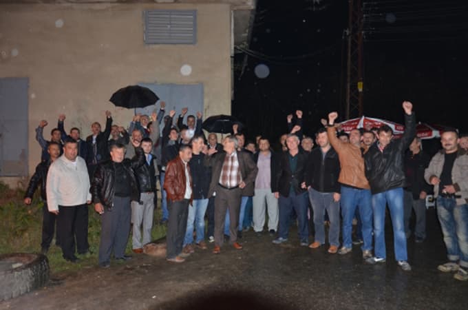 Sakarya Kocaali'de köylüler trafo önünde nöbet tuttu
