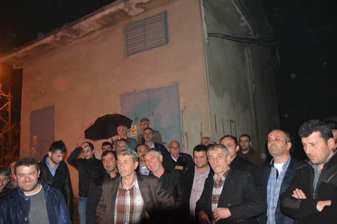 Sakarya Kocaali'de köylüler trafo önünde nöbet tuttu
