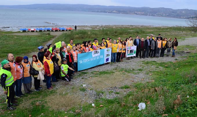 Kuraklığa dikkat çekmek için "insan zinciri" oluşturdular