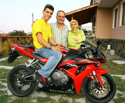 <font size="2"><font face="Arial">Baba Sofuoğlu, şunları s&ouml;yledi,<font color="#333399"> &quot;Annesi Kenan'ın yarışlara devam etmesine &ccedil;ekimser yaklaşıyor. Ben ona bu yaşananları anlatınca oda oğlumuzun devam etmesi ger&ccedil;eğine sıcak bakıyor. Annesi benim kadar dayanıklı değil. Kenan yarış sırasında d&uuml;şt&uuml;ğ&uuml;nde etkileniyor. Bende hem annesine hemde Kenan'a moral veriyorum. Annesi oğlunun yarışını sakinleştirici ila&ccedil; aldıktan sonra izliyor.&quot; </font></font></font><p><font face="Arial" size="2">B&uuml;y&uuml;k oğlu Bahattin'in Kenan'ı d&uuml;nya şampiyonu olarak g&ouml;rmeyi &ccedil;ok istediğini ancak &ouml;mr&uuml;n&uuml;n buna yetmediğini anlatan Sofuoğlu, &quot;B&uuml;y&uuml;k ağabeyi Kenan'ın d&uuml;nya şampiyonluğuna gitmesini &ccedil;ok istiyordu. Bahattin kardeşine &ccedil;ok b&uuml;y&uuml;k destek vermişti. Bahattin kardeşinin d&uuml;nya şampiyonluğunu g&ouml;remedi. Sinan'da Kenan'a &ccedil;ok destek veriyordu. Kardeşler tutucuydular birbirlerine moral veriyorlardı. Kenan şimdi tek başına kaldı. Biz en b&uuml;y&uuml;k destek&ccedil;iyisiyiz. Onu hi&ccedil; bir zaman yanlız bırakmayacağız.&quot; şeklinde konuştu.</font></p>