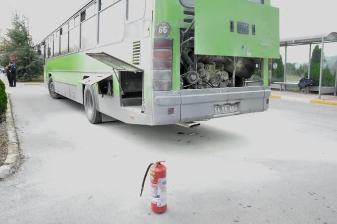 Alev alan otobüsü üniversite güvenliği söndürdü