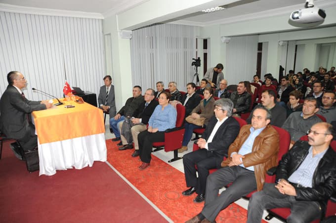 "Geçmiş ile gelecek arasında sıkışmış bir halk" konferansı 