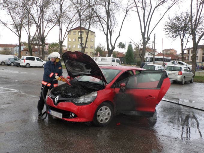 Park halindeyken yanan otomobili itfaiye söndürdü