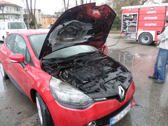 Park halindeyken yanan otomobili itfaiye söndürdü