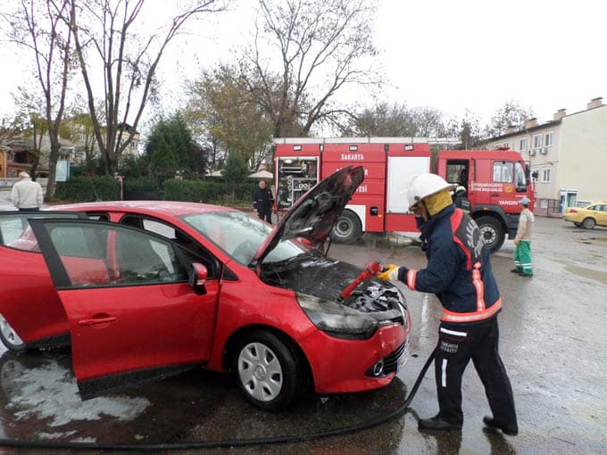 Park halindeyken yanan otomobili itfaiye söndürdü