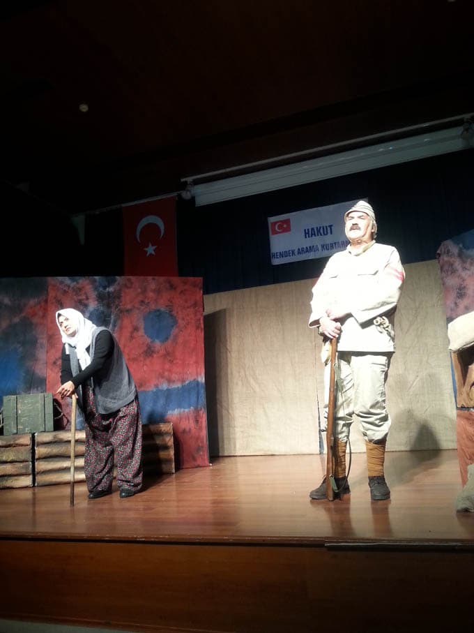 "Dönmeyi Düşünmeyenler" adlı tiyatro beğeni kazandı
