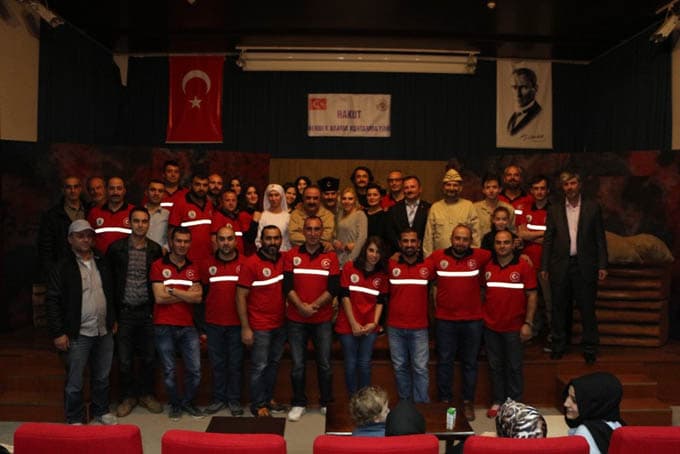 "Dönmeyi Düşünmeyenler" adlı tiyatro beğeni kazandı