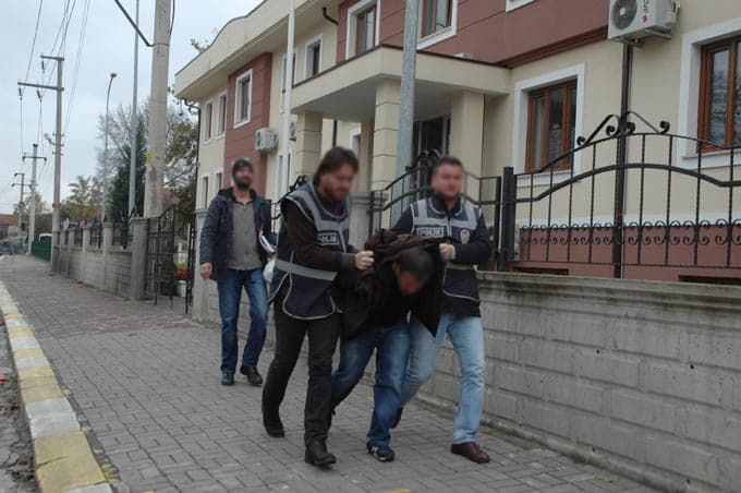 Dolandırıcıya paralarını poşetle balkondan attı