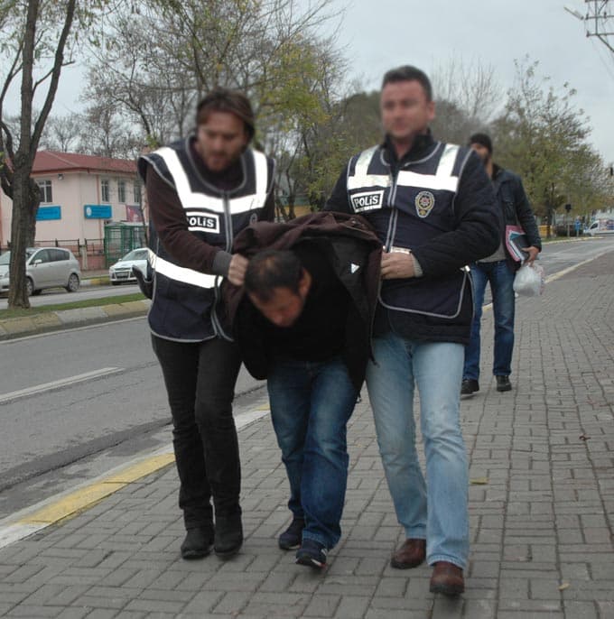 Dolandırıcıya paralarını poşetle balkondan attı