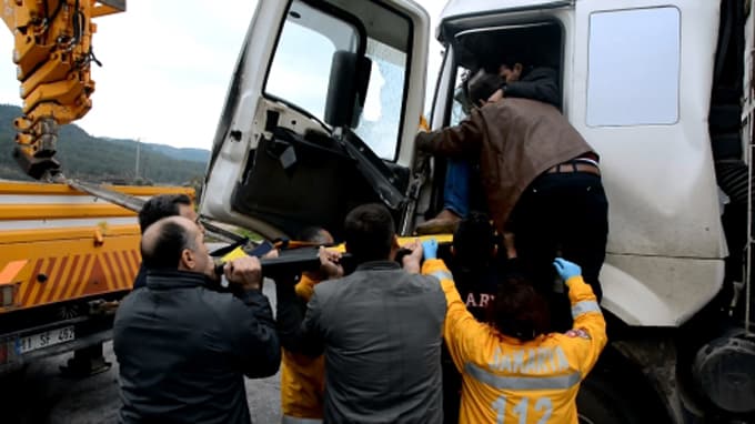 Canlı tavuk yüklü TIR'lar çarpıştı: 1 yaralı