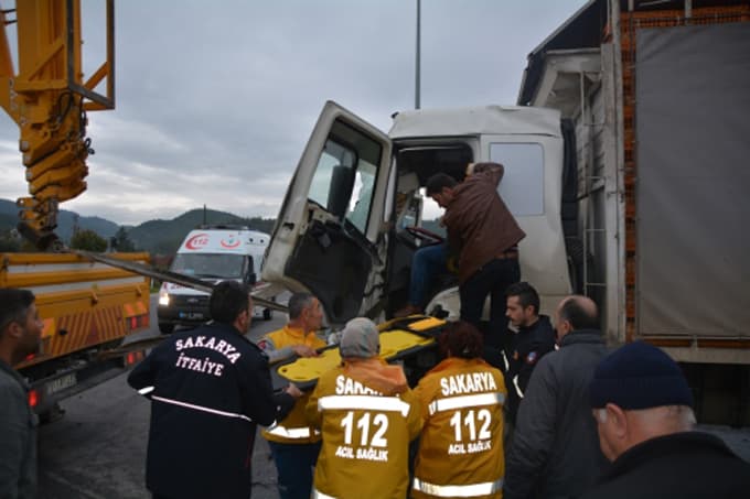 Canlı tavuk yüklü TIR'lar çarpıştı: 1 yaralı