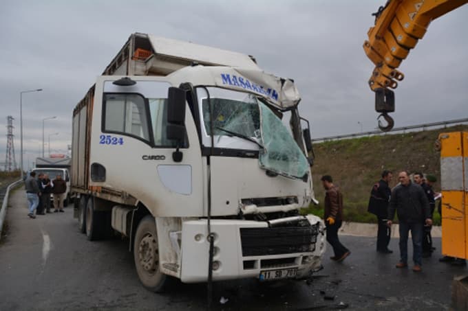 Canlı tavuk yüklü TIR'lar çarpıştı: 1 yaralı