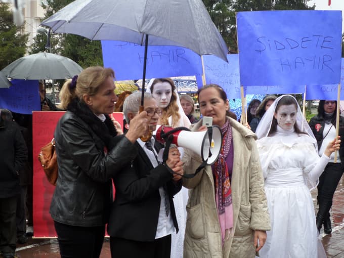 Kadına şiddet Sakarya'da protesto edildi