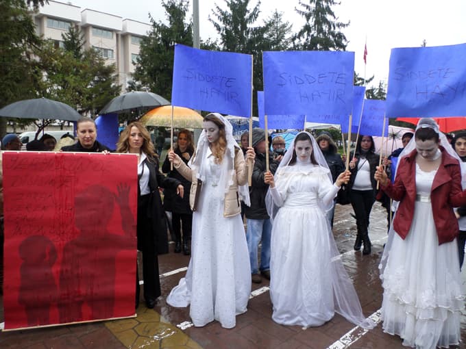 Kadına şiddet Sakarya'da protesto edildi