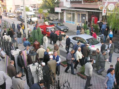 <p align="center"><strong><font face="arial,helvetica,sans-serif" size="2">Cami &Ouml;n&uuml;nde Bayramlaşma</font></strong></p>