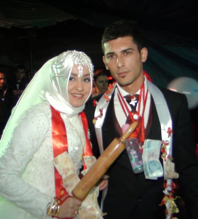 Düğünde damada emzik, geline merdane taktılar